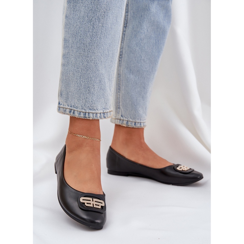 Balleriinit tasaisella pohjalla, jolla on musta sisustus 2