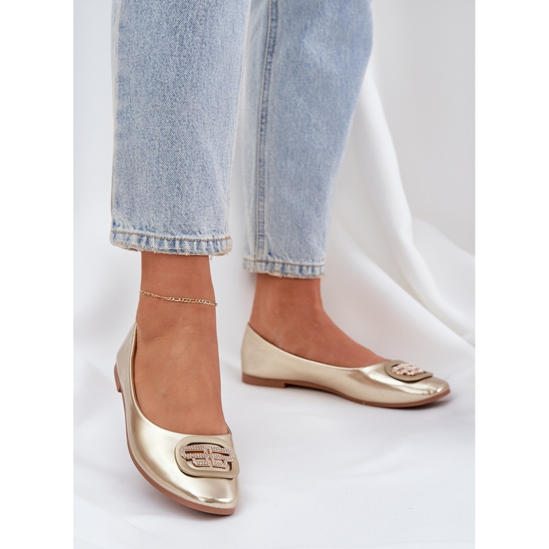 Balleriinit tasaisella pohjalla, jossa on kultainen koriste 2