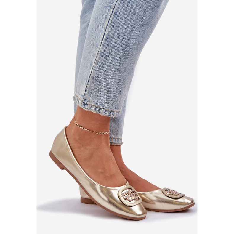 Balleriinit tasaisella pohjalla, jossa on kultainen koriste 1