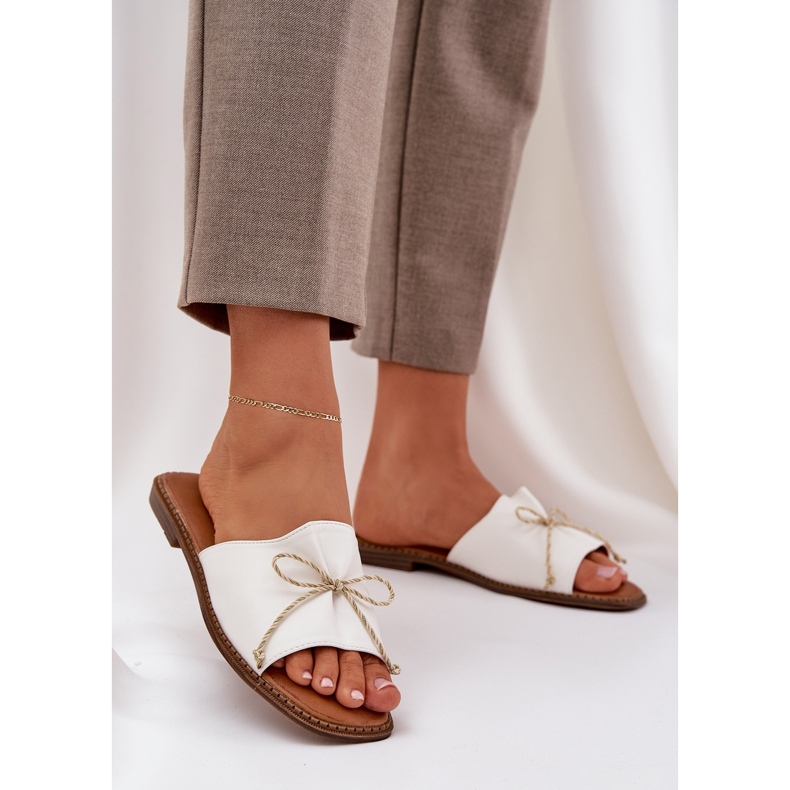 Litteä pohja flops koristeellisella keulavalkoisella valkoinen 2