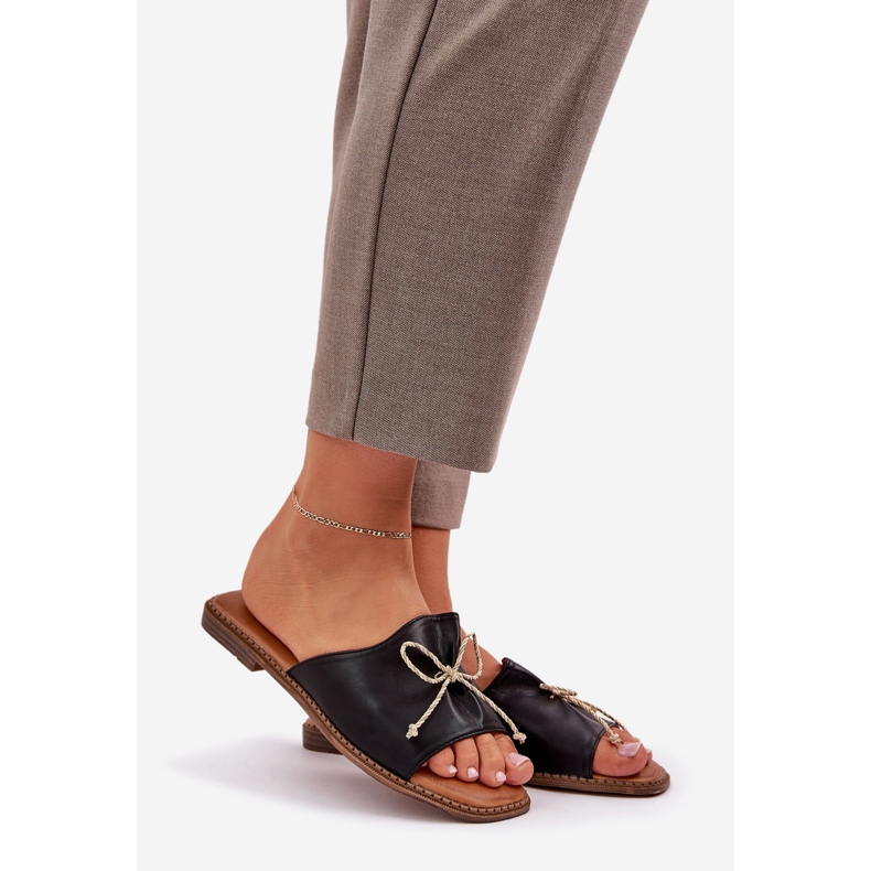 Litteä pohja flops koristeellisella mustalla keulalla 1