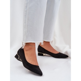 Pumput, joissa on matala korkokengät ja terävät varpaat mustat 2