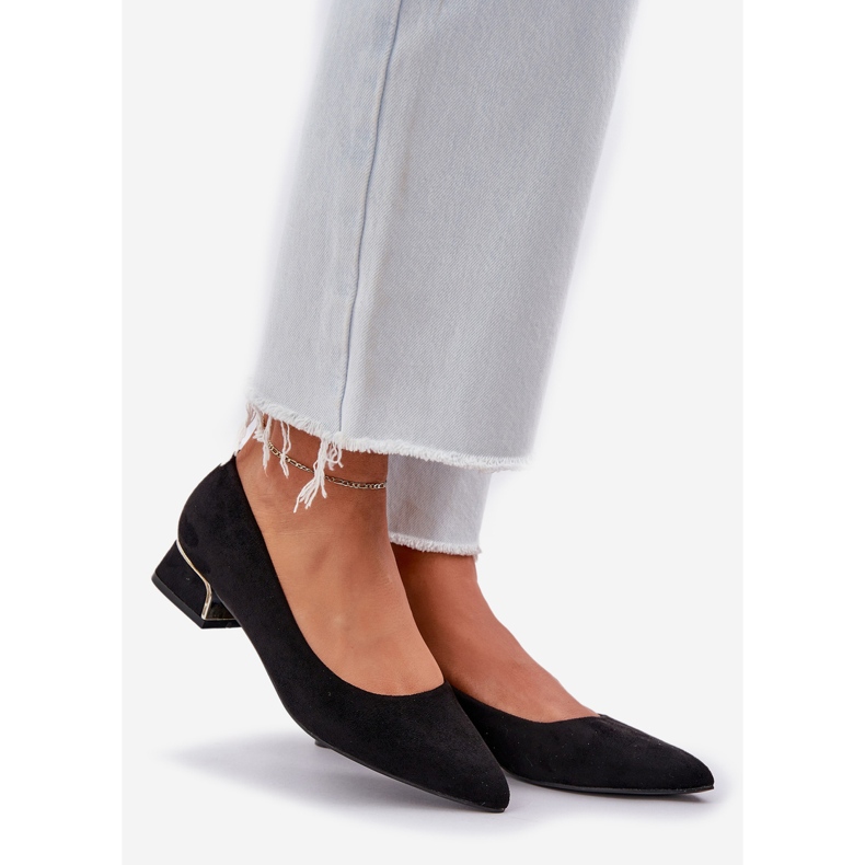 Pumput, joissa on matala korkokengät ja terävät varpaat mustat 1