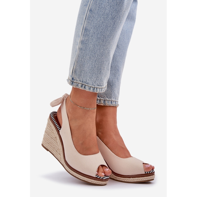 Beige Wedge sandaalit punoksilla 1