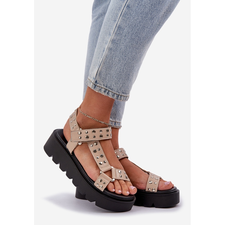 Sisustetut sandaalit beige -alustalla 1