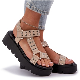 Sisustetut sandaalit beige -alustalla 7