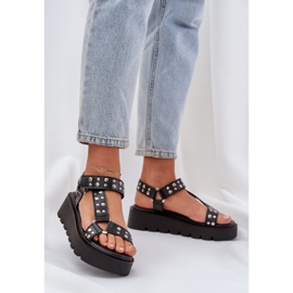 Sisustetut sandaalit mustalla alustalla 2