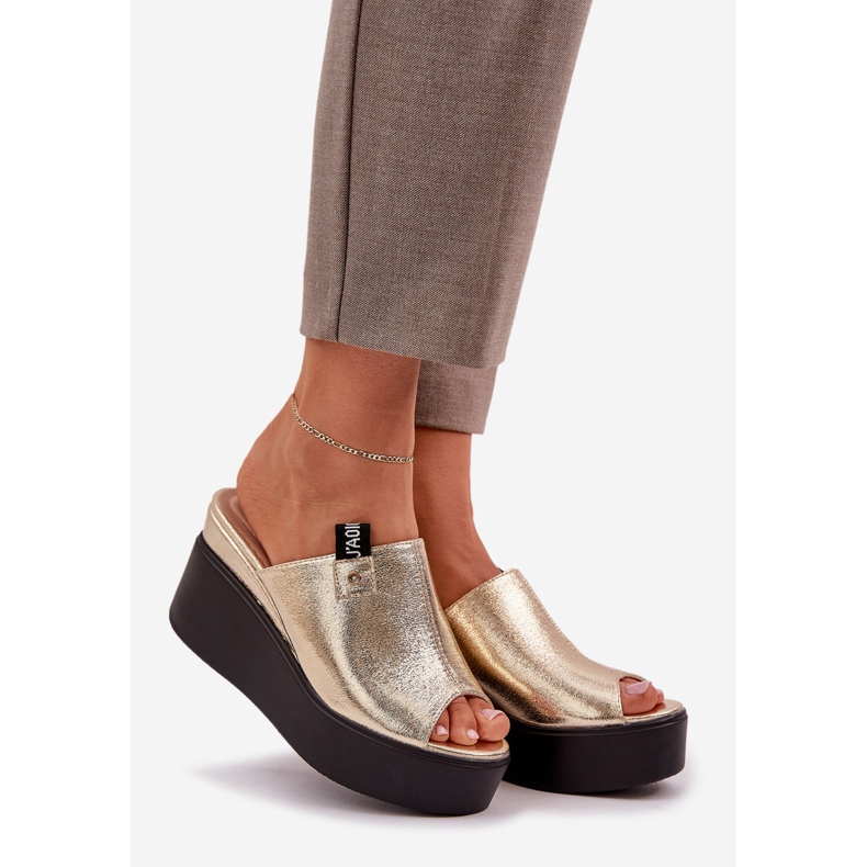 Tohvelit laiturilla ja kiilaa ekon nahkakulta kultainen 1