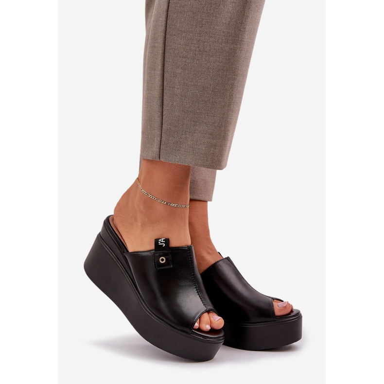 Tohvelit laiturilla ja kiilat ekologinen musta nahka 1