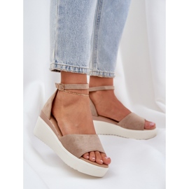 Kevyet sandaalit lavalla ja herkkä kiila beige 2