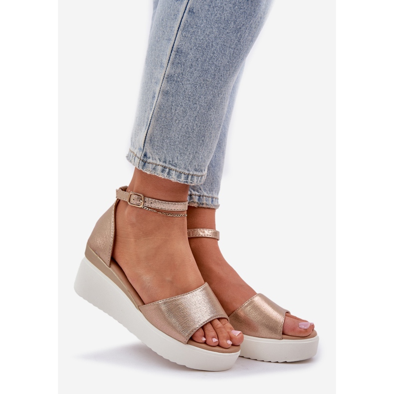 Kevyet sandaalit lavalla ja herkät kultakiilat kultainen 1