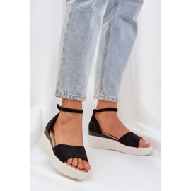 Kevyet sandaalit lavalla ja herkät mustat kiilat 2