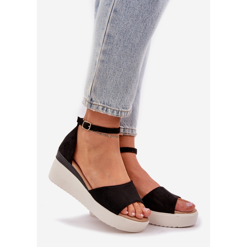 Kevyet sandaalit lavalla ja herkät mustat kiilat 1