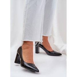 Maalattu pumput baarikorkojen mustalla 2