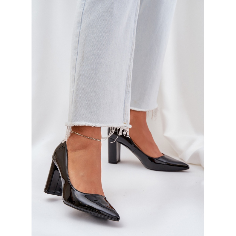 Maalattu pumput baarikorkojen mustalla 2