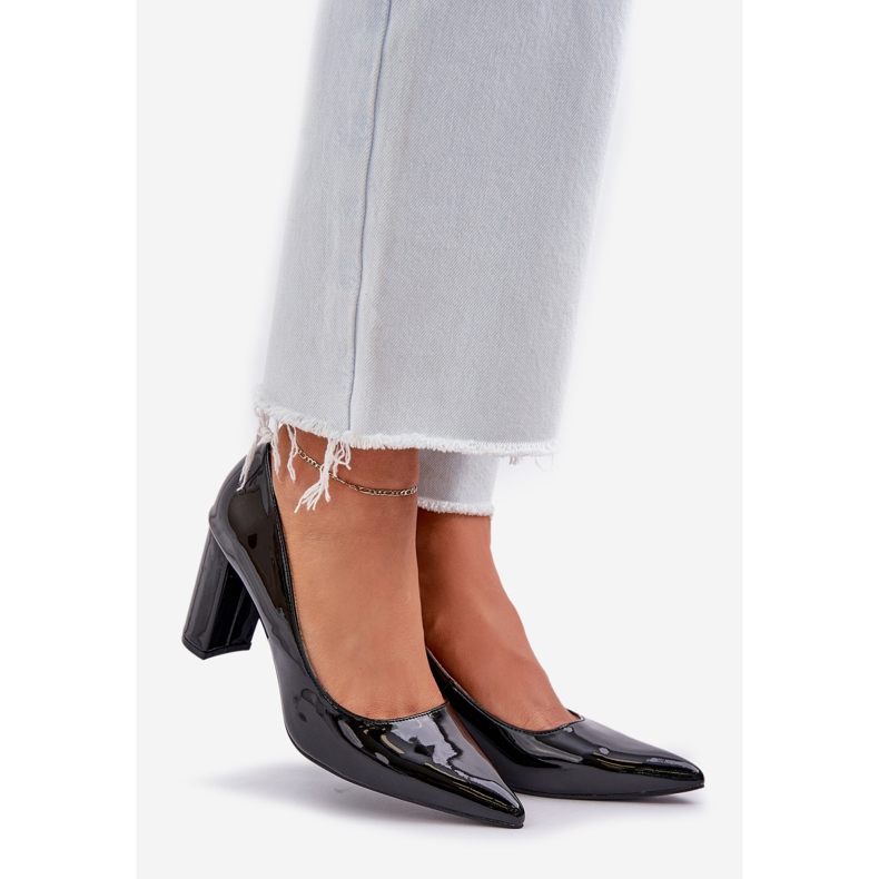 Maalattu pumput baarikorkojen mustalla 1