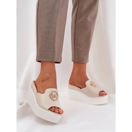 Liitännät, joilla on kevyt helmen sisustus beige 2