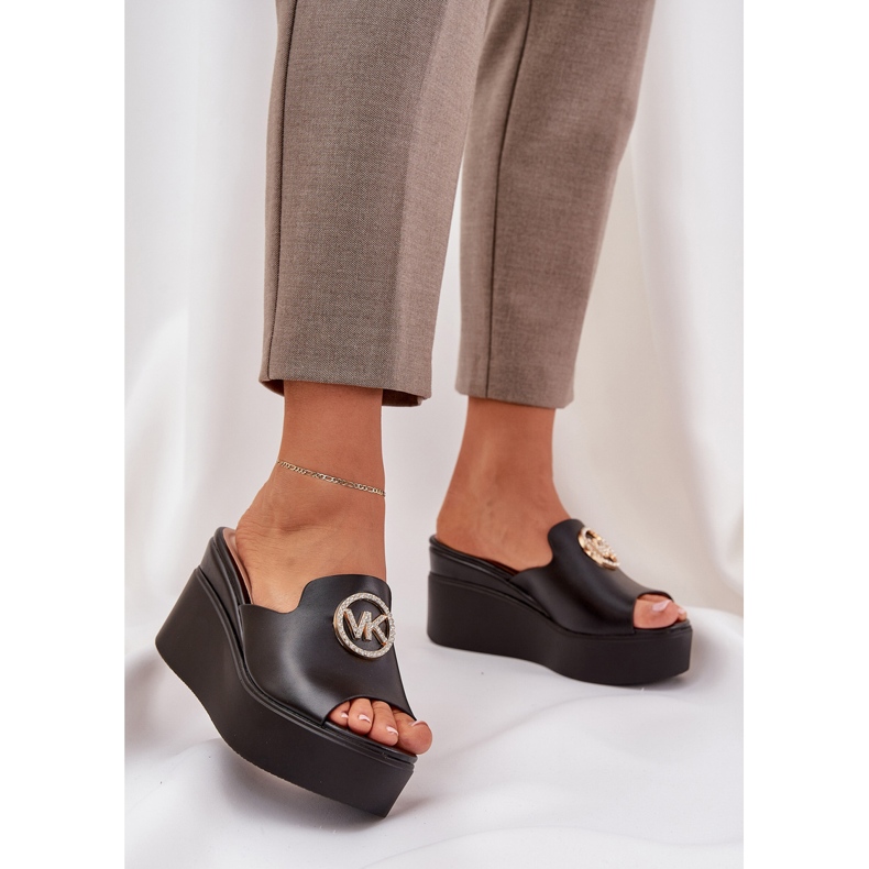 Tohvelit lavalla ja kiilat mustalla sisustuksella 2