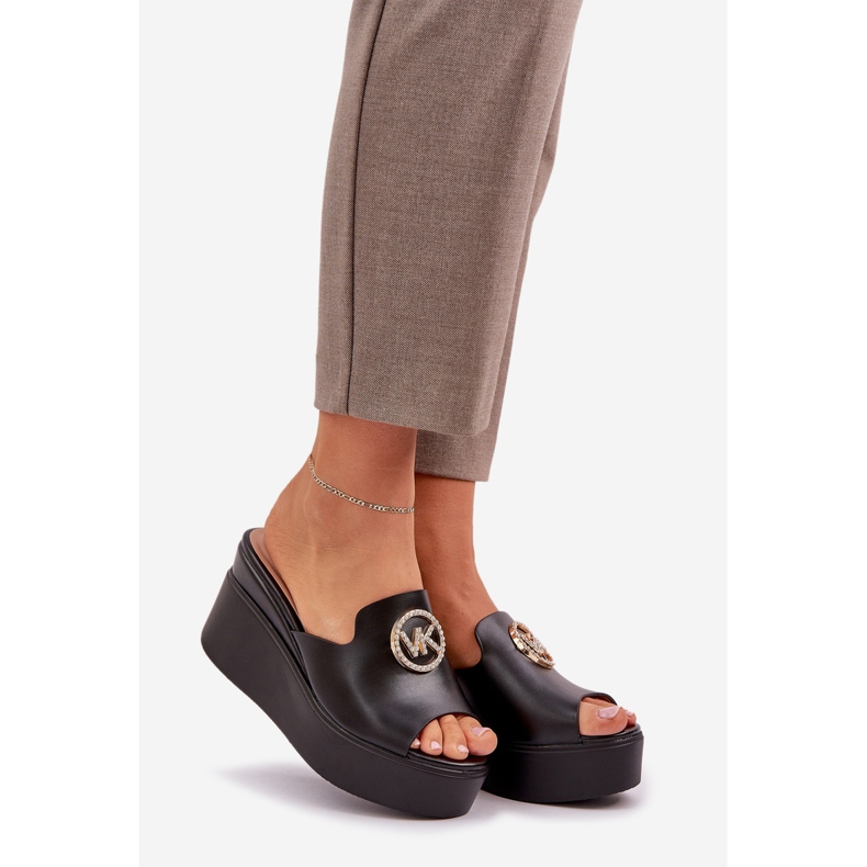 Tohvelit lavalla ja kiilat mustalla sisustuksella 1