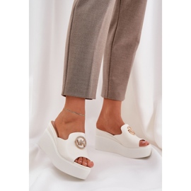 Tohvelit laiturilla ja kiilat valkoisella koristeella valkoinen 2