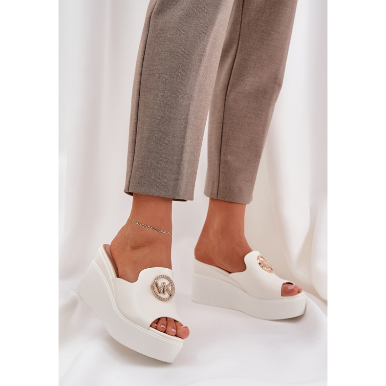 Tohvelit laiturilla ja kiilat valkoisella koristeella valkoinen 2