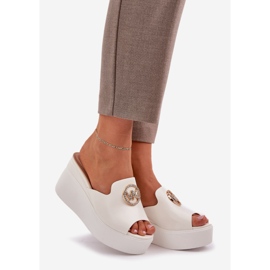 Tohvelit laiturilla ja kiilat valkoisella koristeella valkoinen 1