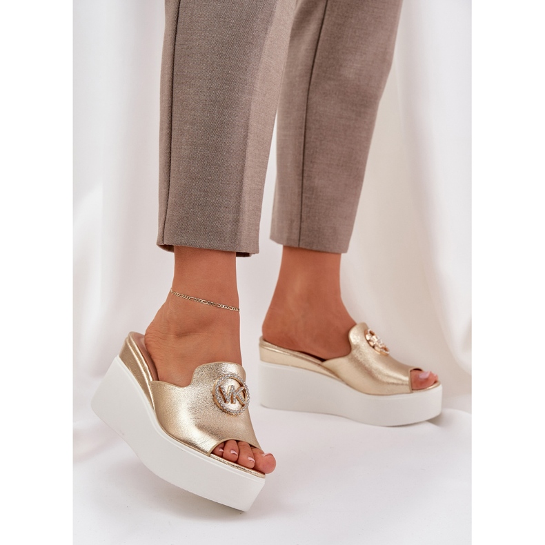 Tohvelit lavalla ja kiilat kultaisella koristeella kultainen 2