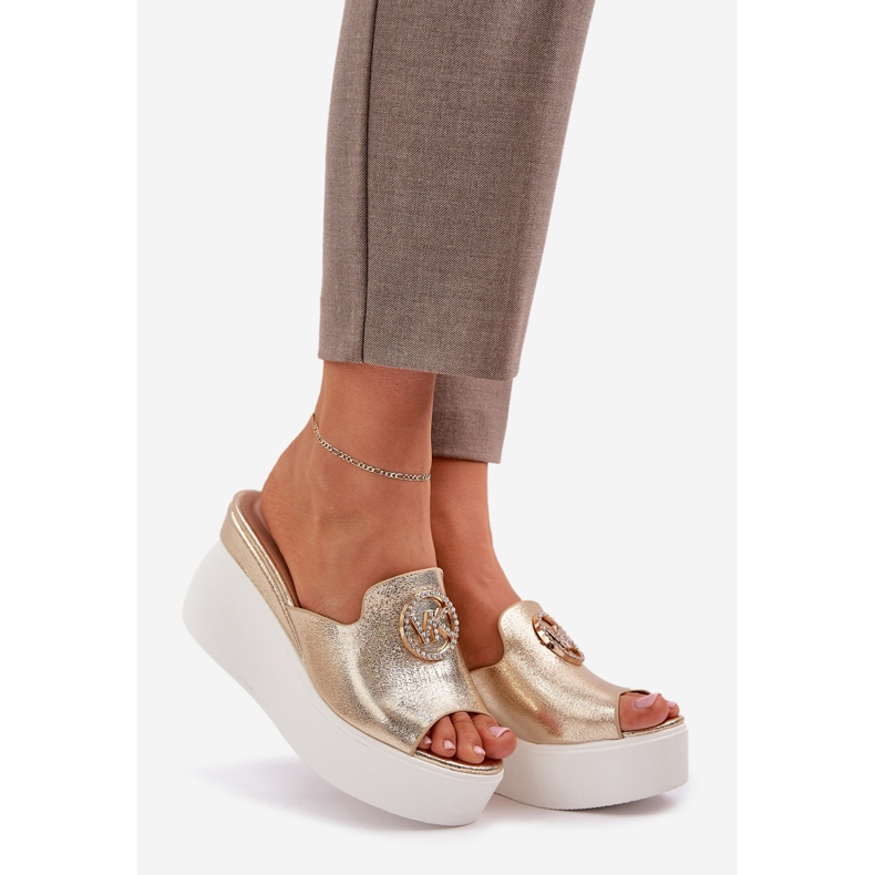 Tohvelit lavalla ja kiilat kultaisella koristeella kultainen 1