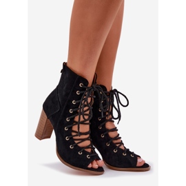 Postin sandaalit ylä- ja mustalla nauhalla 1 Postin sandaalit ylä- ja mustalla nauhalla 1