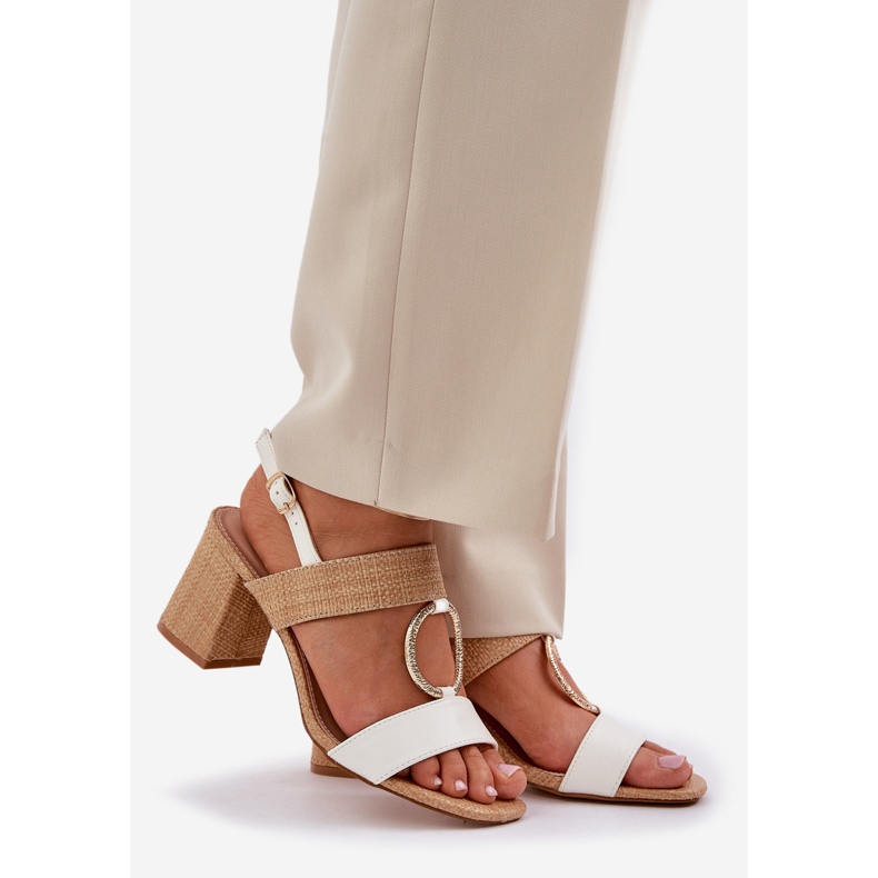 Valkoisen beige-sandaalit baarissa 1