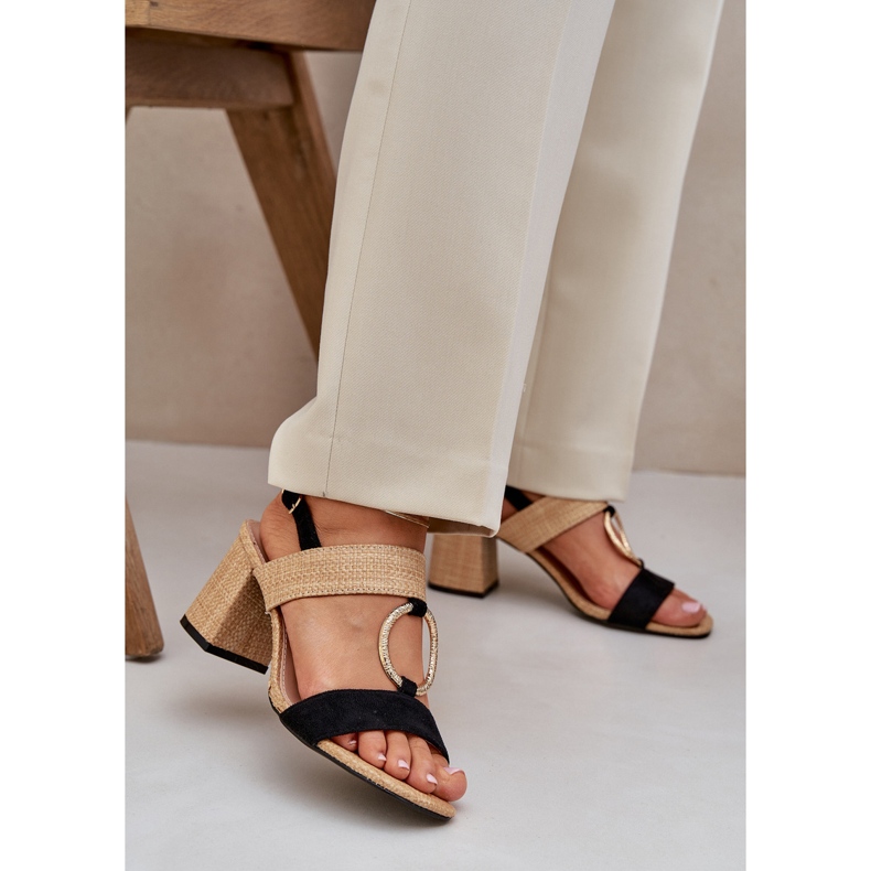 Mustat ja beige -sandaalit baarissa 2