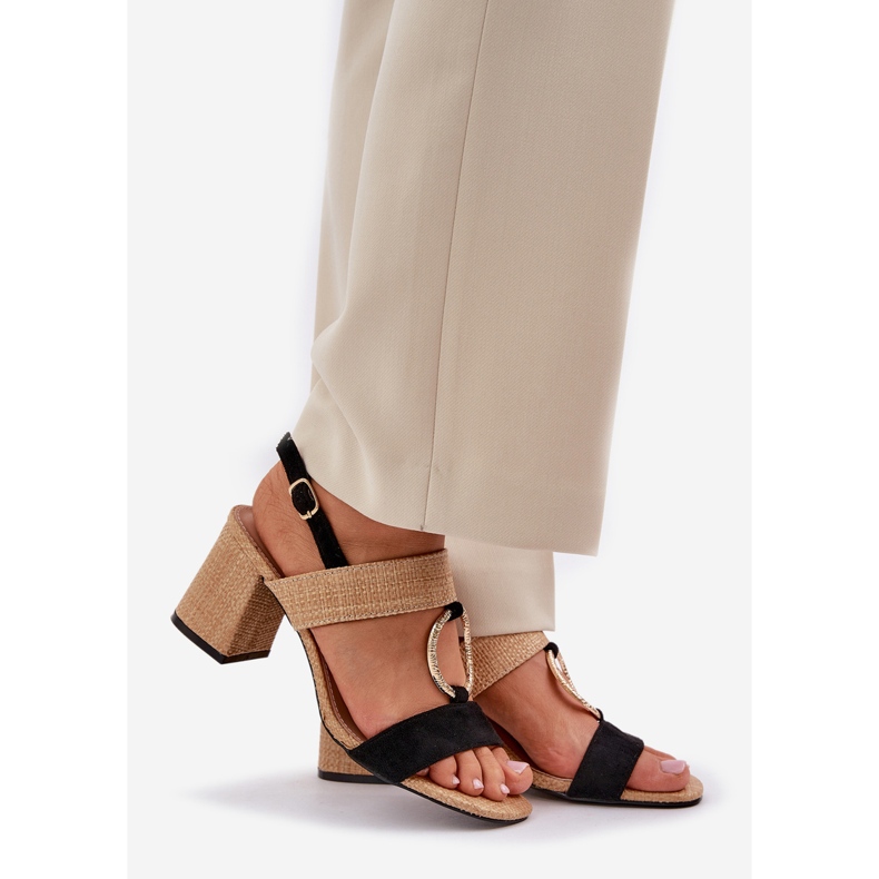 Mustat ja beige -sandaalit baarissa 1