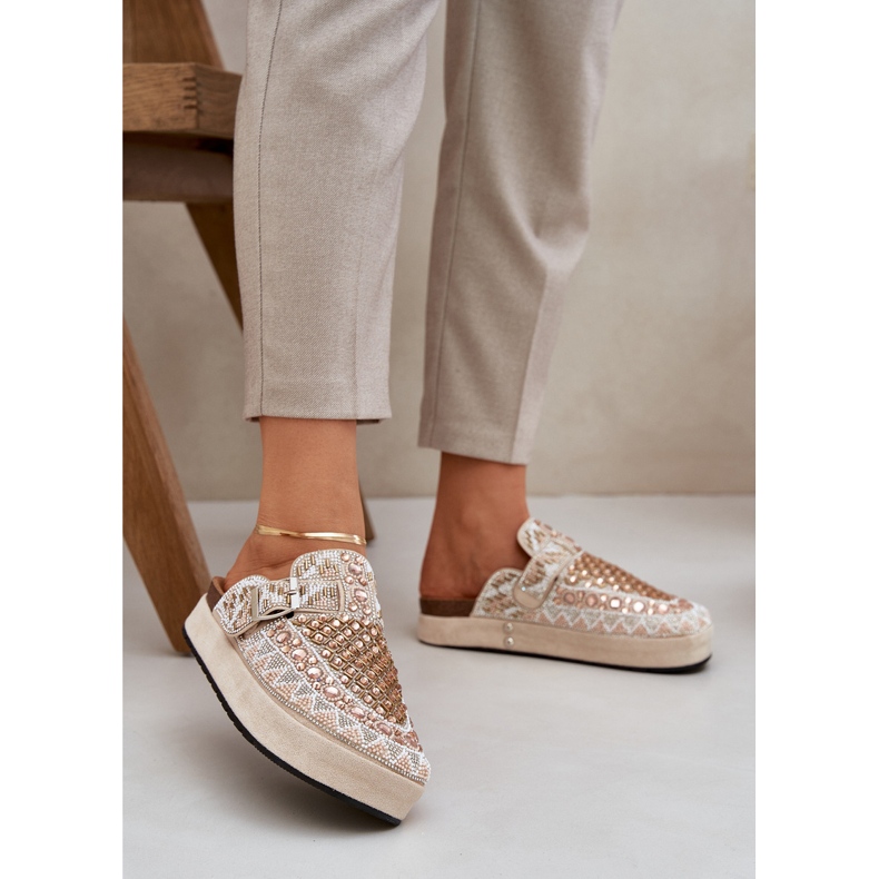 Koristeltu flip flops beige -alustalla 2