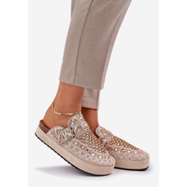 Koristeltu flip flops beige -alustalla 1