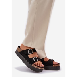 Naisten tossut massiivisella alustalla, jossa on mustat soljet 1