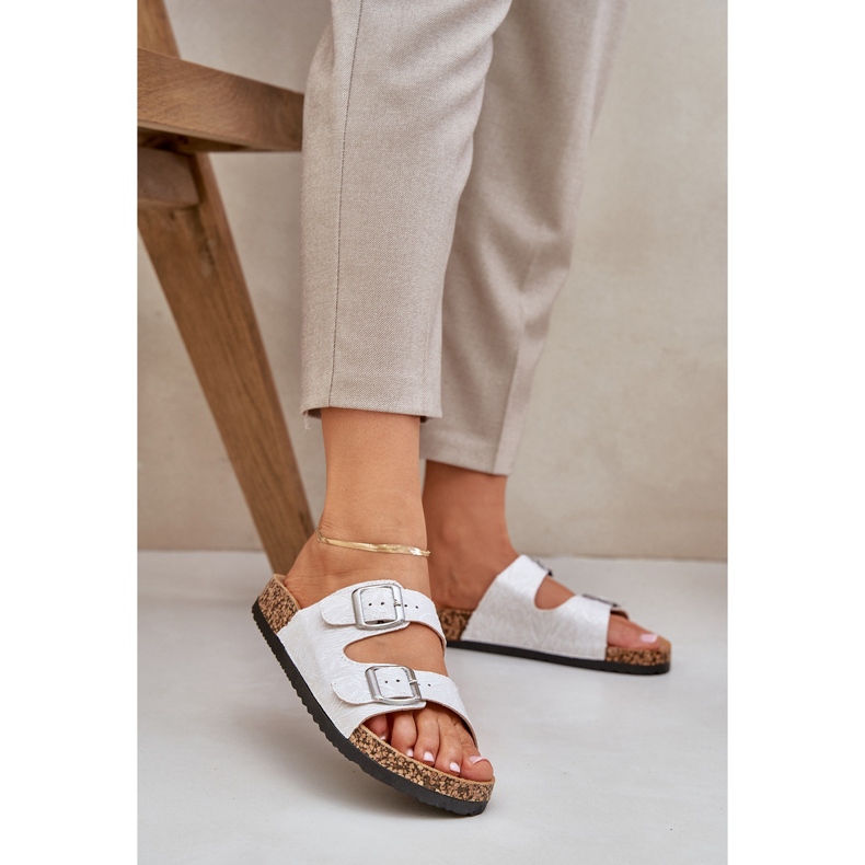 Materiaali kääntyy korkkipohjaan kiinnittimellä vaaleanharmaa valkoinen 2