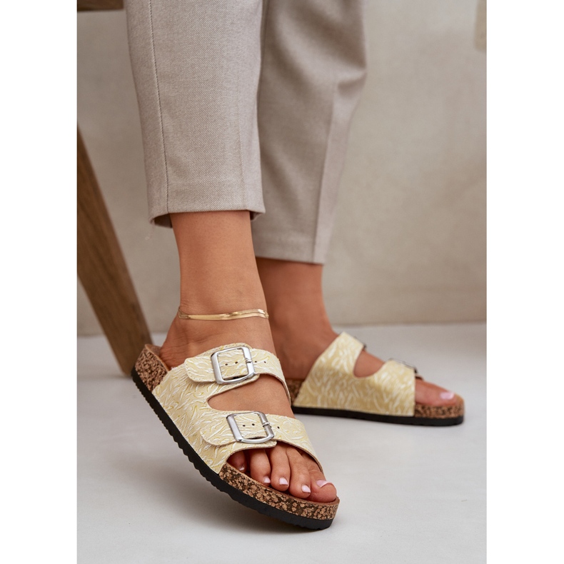 Materiaali kääntyy korkkipohjaan, jonka soljet keltainen 2