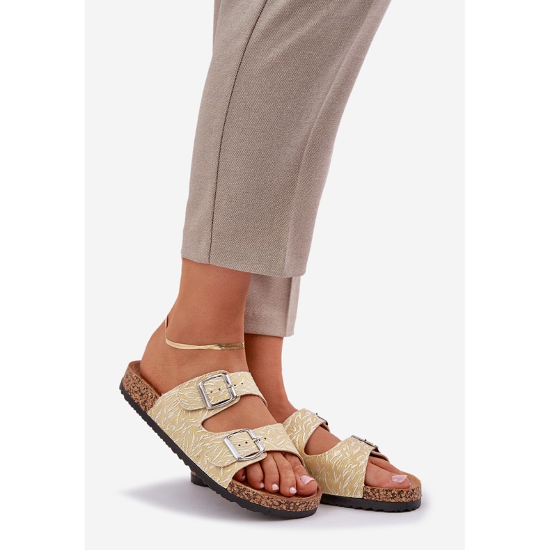 Materiaali kääntyy korkkipohjaan, jonka soljet keltainen 1