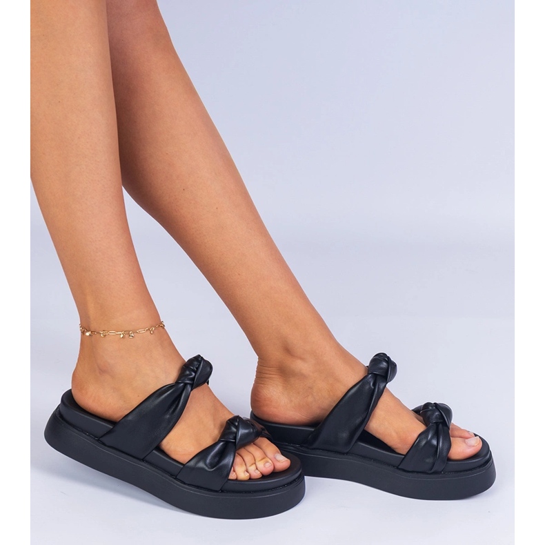 Mustat tossut alustalla 1