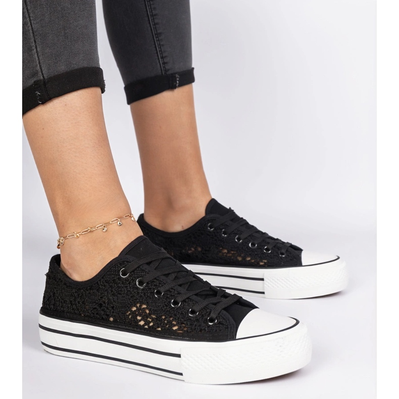 Mustat aukot naisten lenkkarit 1