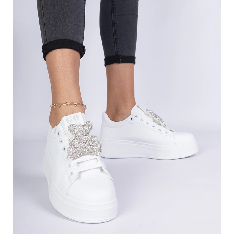 Valkoiset naisten lenkkarit, jotka on koristeltu nallekarhulla valkoinen 1