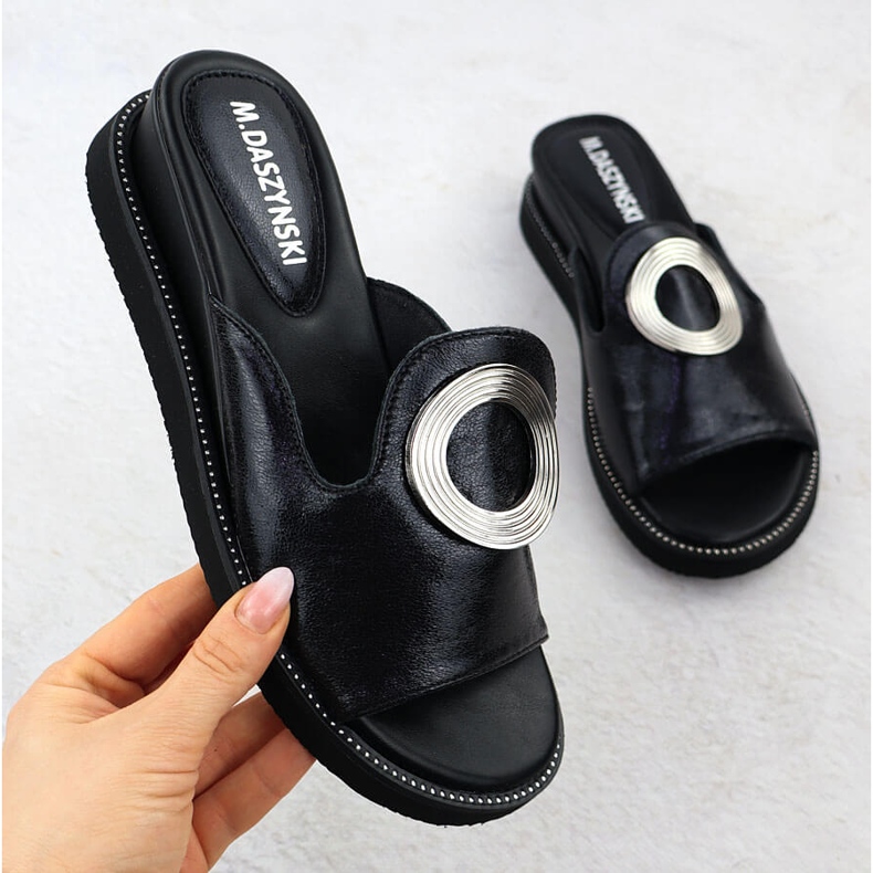 Naisten flip flops matalalla kiilalla musta M. Daszyński 1