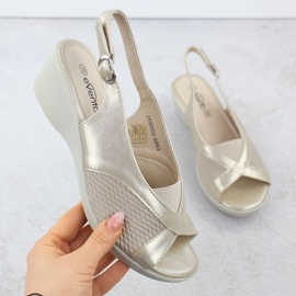 Naisten sandaalit mukavalle beige evento 8863 1