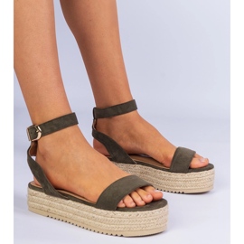 Vihreät espadrile -sandaalit laiturilla 1