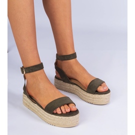 Vihreät espadrile -sandaalit laiturilla 4