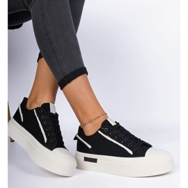 Mustat naisten kankaan lenkkarit laiturilla 1