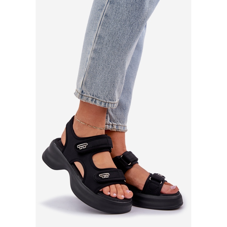 Materiaalivalo sandaalit mustalla alustalla 1