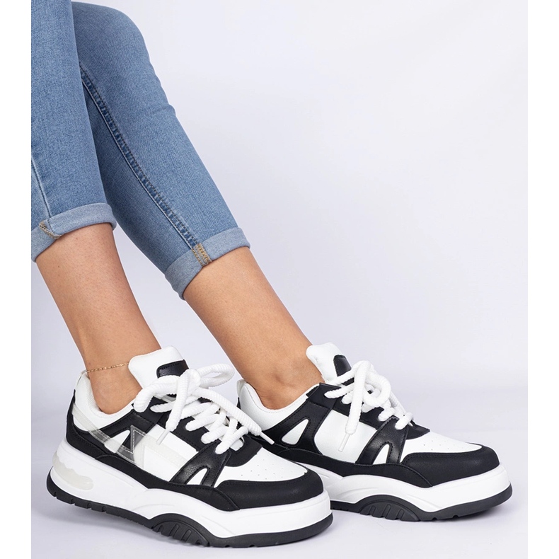 Mustavalkoiset lenkkarit, joissa on paksut nauhat 1