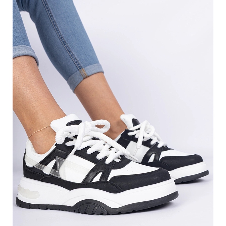 Mustavalkoiset lenkkarit, joissa on paksut nauhat 2