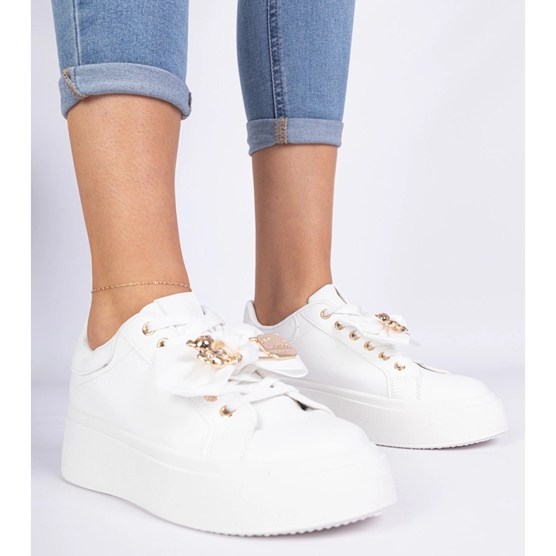 Valkoiset lenkkarit, jotka on koristeltu keulalla ja kultaisella nallekarhulla valkoinen 1